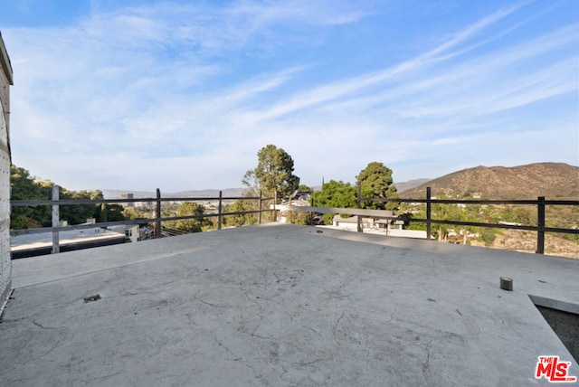 view of yard with a mountain view