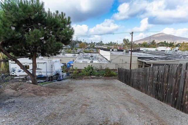 view of yard featuring a mountain view