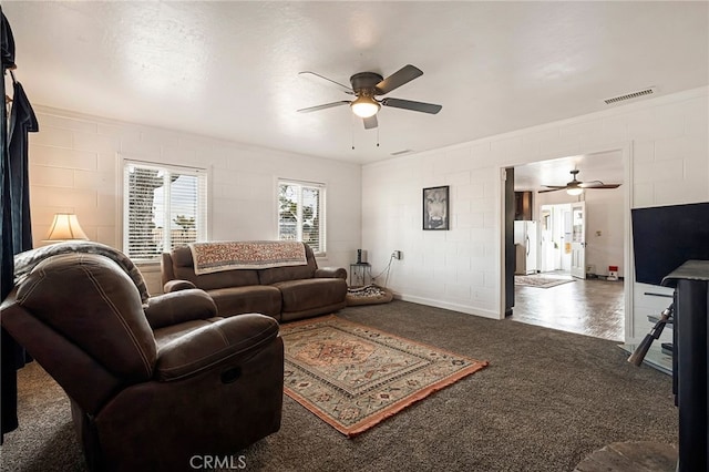 carpeted living room featuring ceiling fan