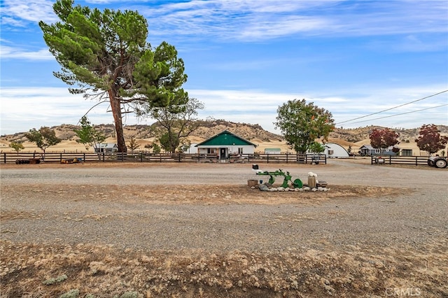 view of yard featuring a mountain view