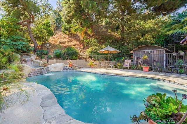 view of pool with pool water feature