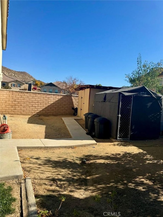 view of yard with a shed