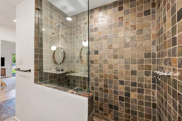 bathroom featuring a tile shower