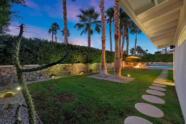 view of yard at dusk