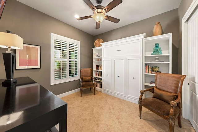 sitting room with ceiling fan