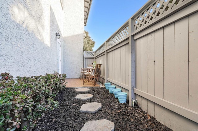 view of yard featuring a patio area