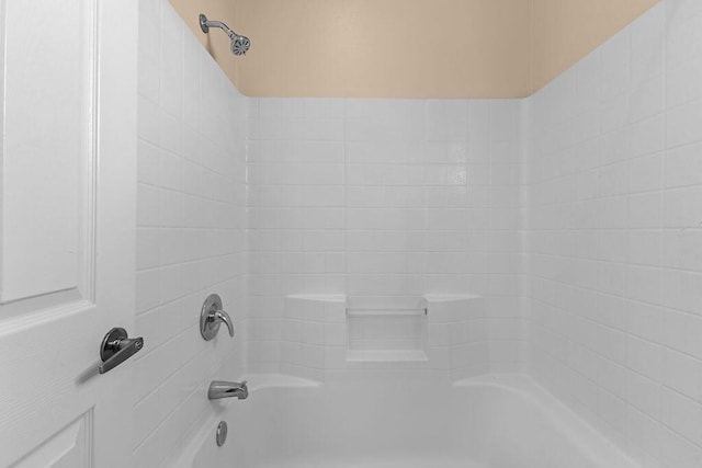 room details with tiled shower / bath combo