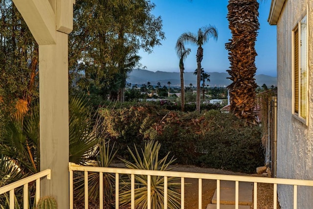 view of yard featuring a mountain view