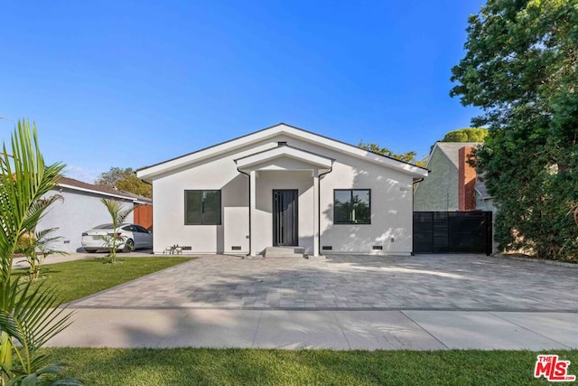 view of front facade featuring a front lawn