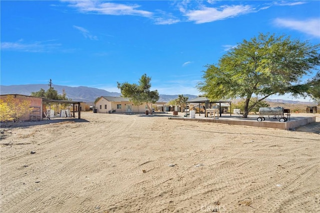 view of yard with a mountain view