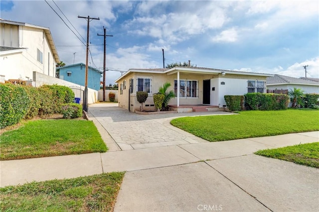 view of front of property featuring a front yard