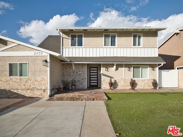 view of front of property featuring a front yard