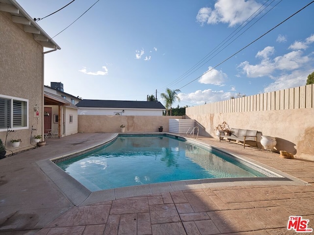 view of swimming pool featuring a patio