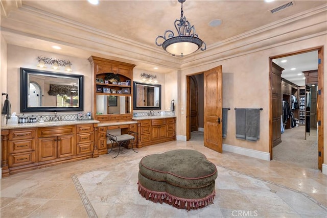 full bath featuring recessed lighting, visible vents, a sink, crown molding, and baseboards