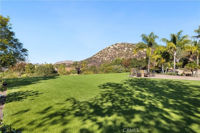 view of yard with a mountain view