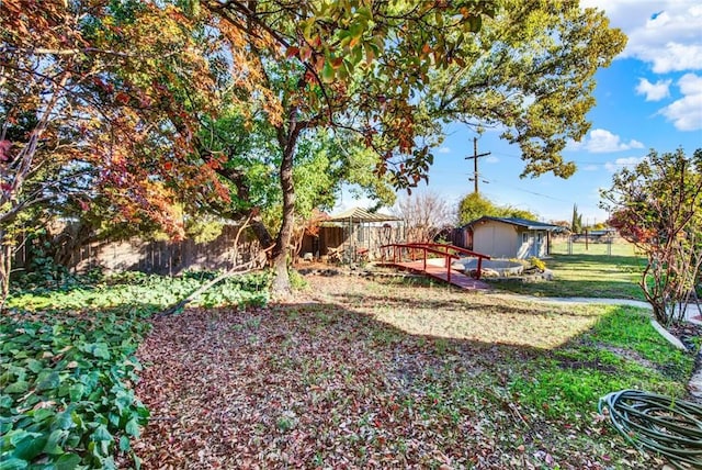 view of yard featuring a shed