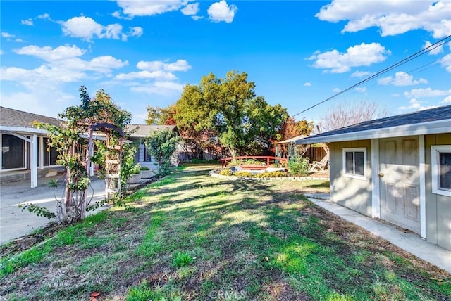 view of yard featuring a patio