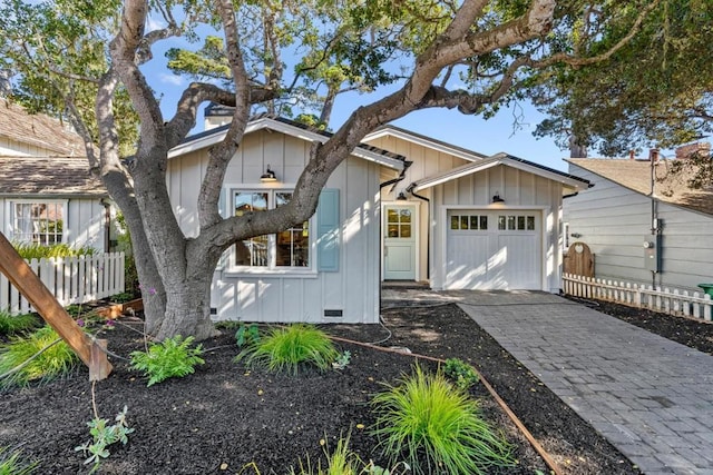 view of front facade featuring a garage