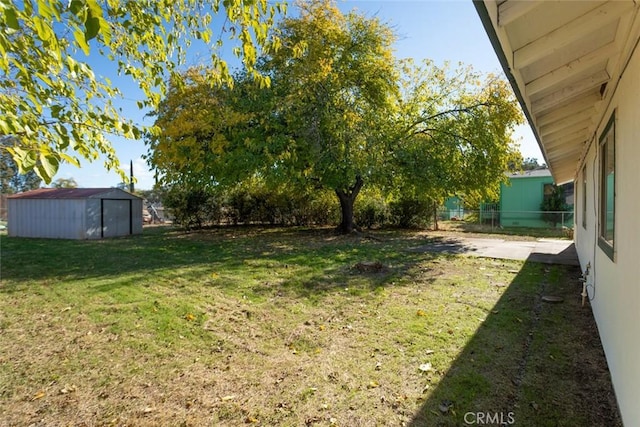 view of yard featuring a storage shed