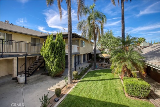 view of yard featuring a patio area