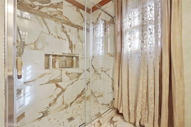 bathroom featuring tiled shower