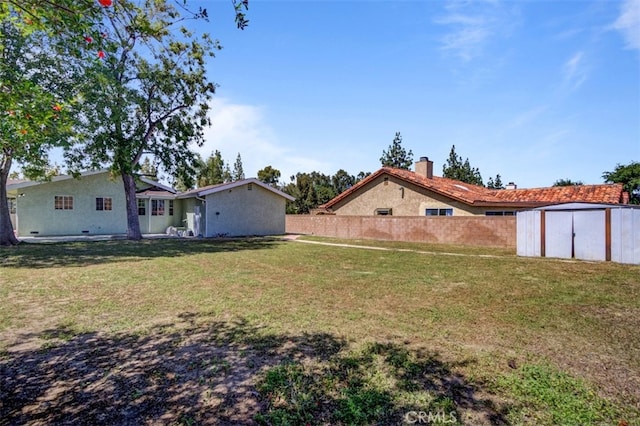 view of yard featuring a storage shed