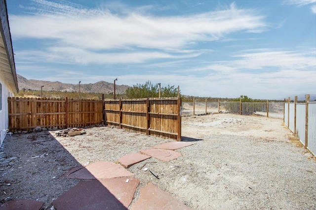 view of yard featuring a mountain view