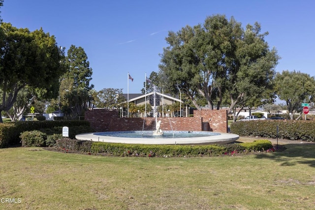 view of property's community featuring a yard