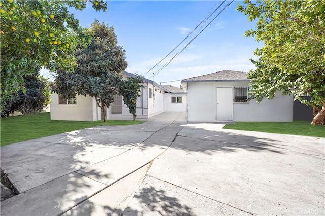 view of front of property featuring a front yard