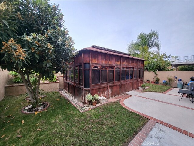 view of yard featuring a patio area