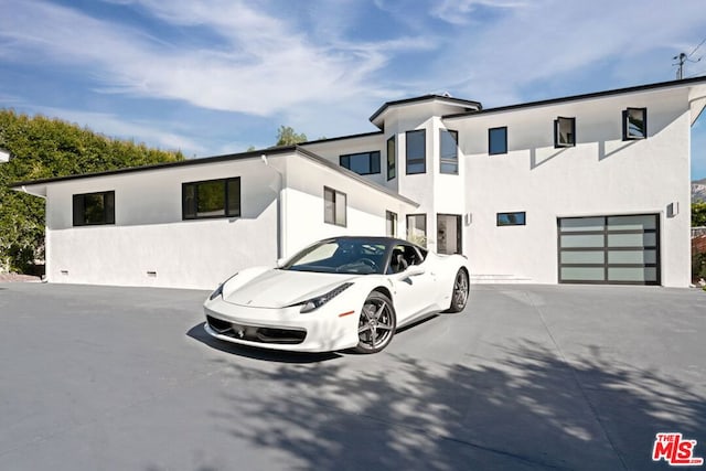 view of front facade featuring a garage