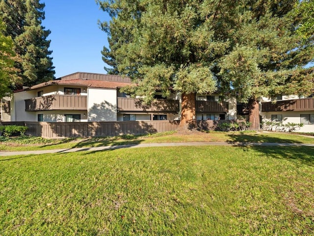 view of front facade with a front yard