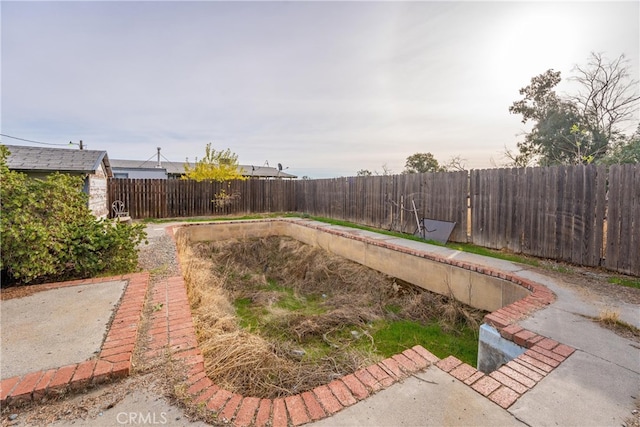 view of yard featuring a storage unit