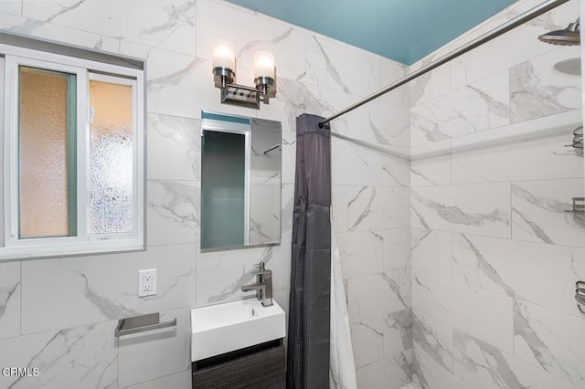 full bath with tiled shower and vanity