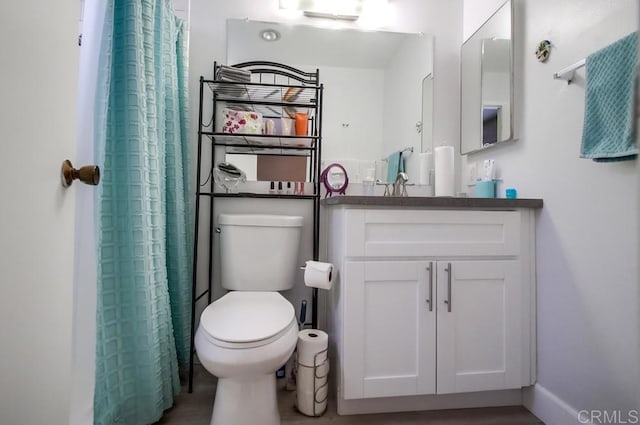 bathroom with a shower with curtain, vanity, and toilet