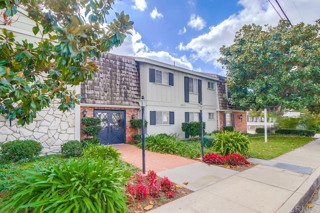 view of front of property with a front yard