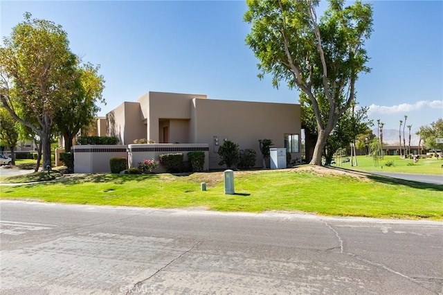 view of front of house featuring a front lawn