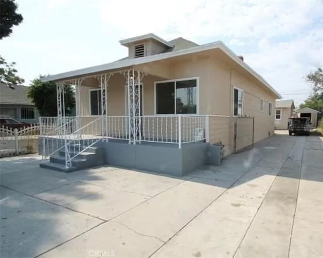 view of front of property featuring covered porch