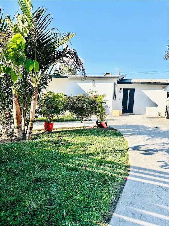 exterior space featuring a front lawn