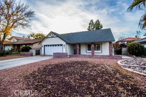 single story home featuring a garage