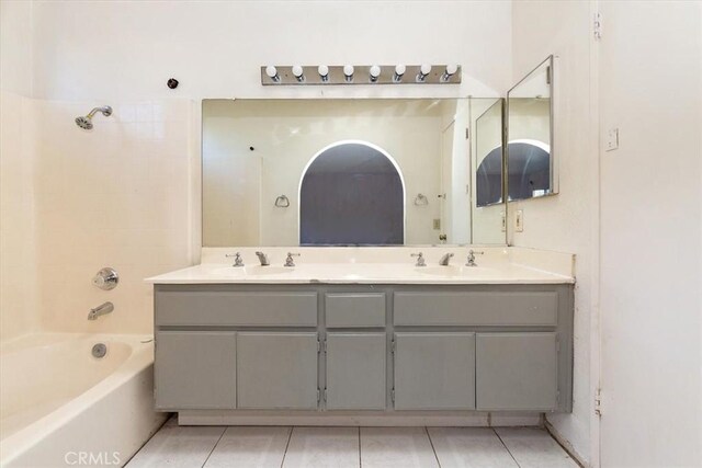 bathroom with vanity and tiled shower / bath