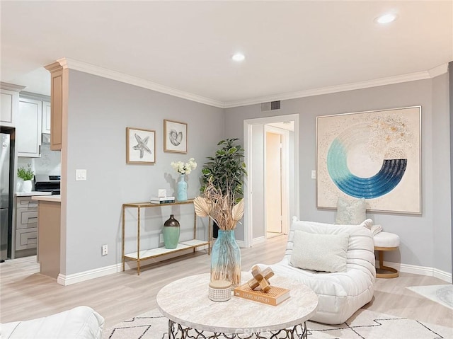 living area with crown molding, light wood finished floors, recessed lighting, visible vents, and baseboards