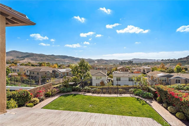 view of yard featuring a mountain view