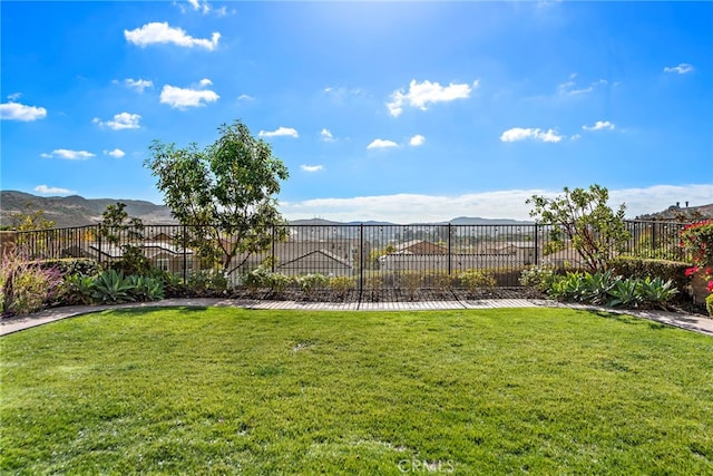 view of yard with a mountain view