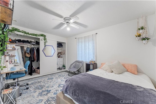 bedroom with ceiling fan, a textured ceiling, and a closet