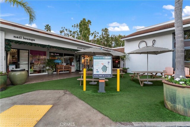 2355 N Beverly Glen Blvd, Los Angeles, CA 90077 - view of property's community with a lawn