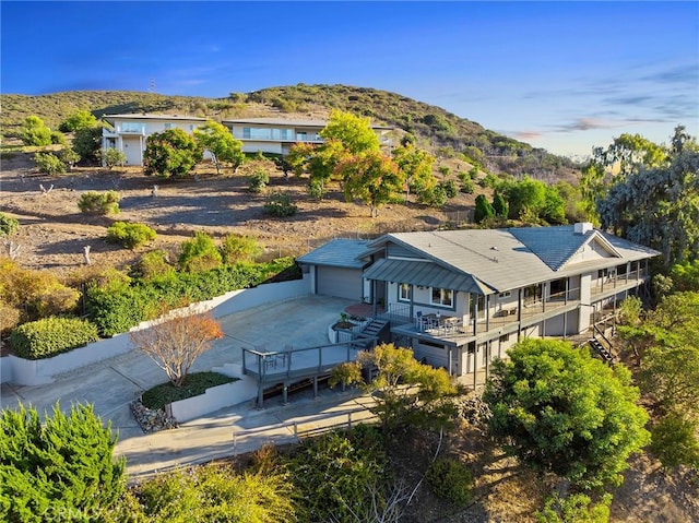 birds eye view of property featuring a mountain view