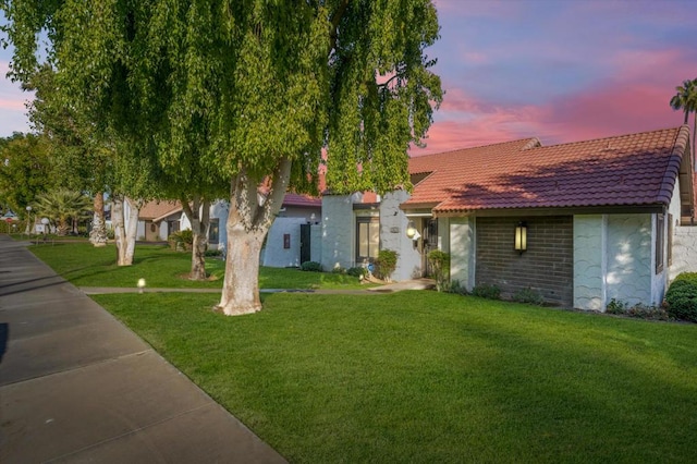 view of front facade with a yard