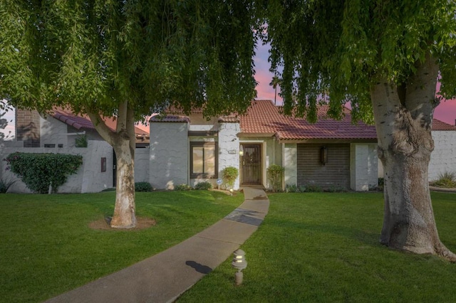 view of front of property featuring a yard