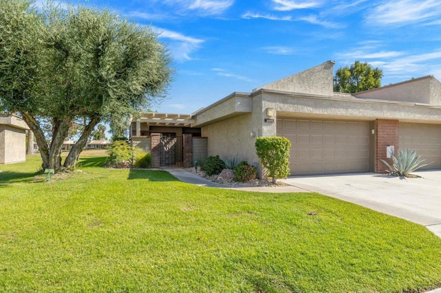 view of front of home featuring a front yard and a garage